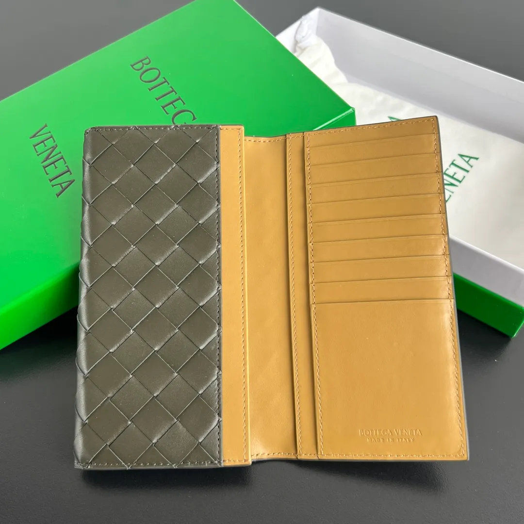 #Bv Men's Woven Half-fold Suit Clip 676593 Durable calfskin folding clamshell design. There are many small compartments inside, and the bag is light and thin. It can be stuffed into the breast pocket of a jacket and can also be easily put into a bag. Men who use wallets to check out are elegant and timeless✨Size: 18x10x2, P780